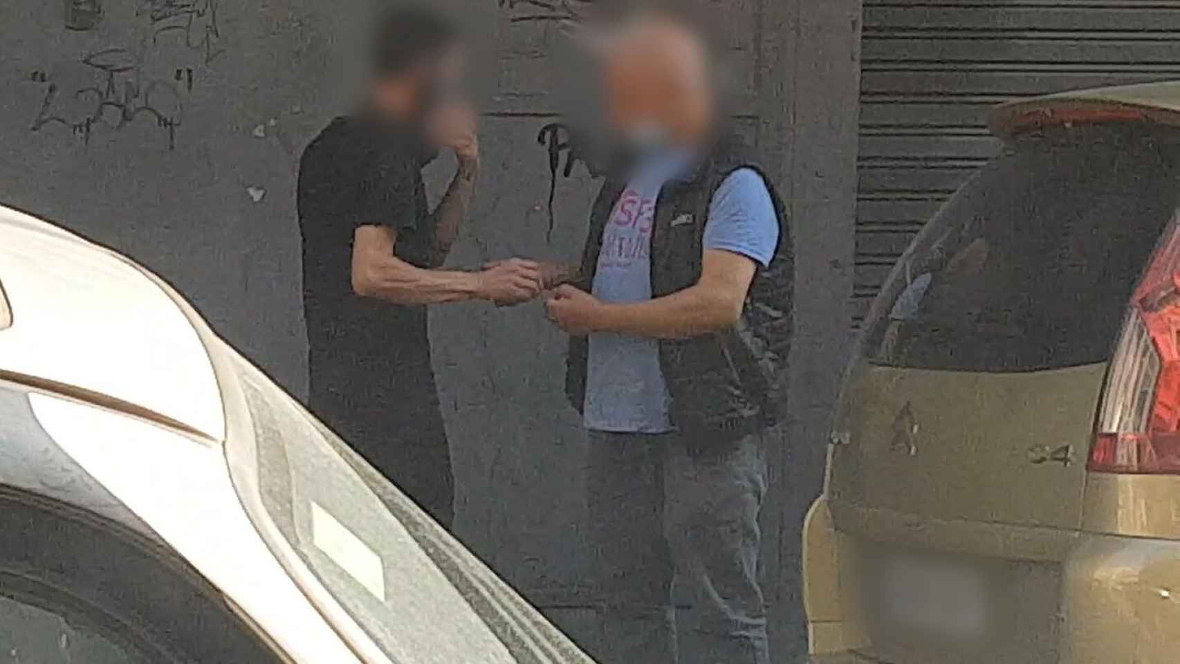El arrestado por la policía con un cliente durante el tráfico de drogas / MOSSOS