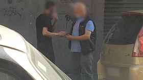 El arrestado por la policía con un cliente durante el tráfico de drogas / MOSSOS