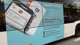 Publicidad del billete sencillo electrónico en un bus de TMB / TMB