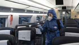 Un operario desinfectando un convoy de tren / EUROPA PRESS