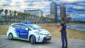 Un agente de la Guardia Urbana, en las playas de Barcelona / TWITTER GUARDIA URBANA