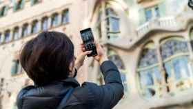 Un turista fotografiando la Casa Batlló de Barcelona / EUROPA PRESS