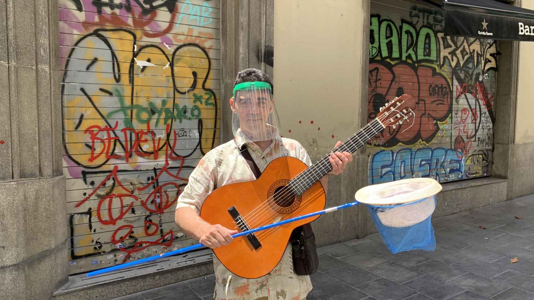 Bernat, el músico callejero con su indumentaria antiCovid-19 / METRÓPOLI ABIERTA