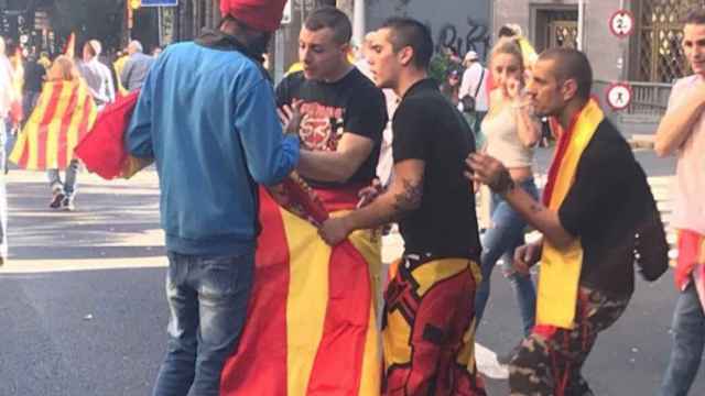 Imagen de los neonazis que atacaron al vendedor Sij en Barcelona