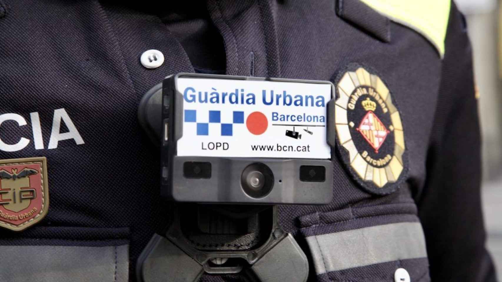 Un agente de la Guardia Urbana con una cámara unipersonal / AYUNTAMIENTO DE BARCELONA