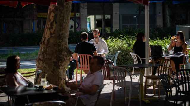 Varias personas sentadas en una terraza de Barcelona / EUROPA PRESS