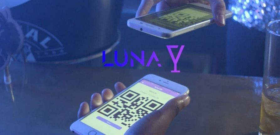Dos clientes utilizando la aplicación Luna durante una noche de fiesta
