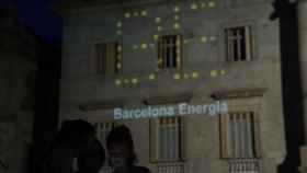 Publicidad de la eléctrica de Colau en la fachada del Ayuntamiento / AYUNTAMIENTO DE BARCELONA