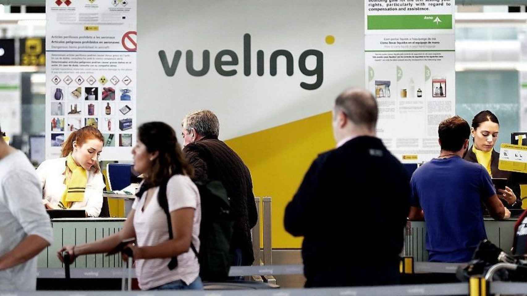 Personal de Vueling atiende a pasajeros en el aeropuerto de Barcelona / EFE