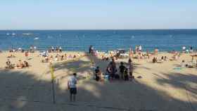 Usuarios en las playas de Barcelona / JORDI SUBIRANA