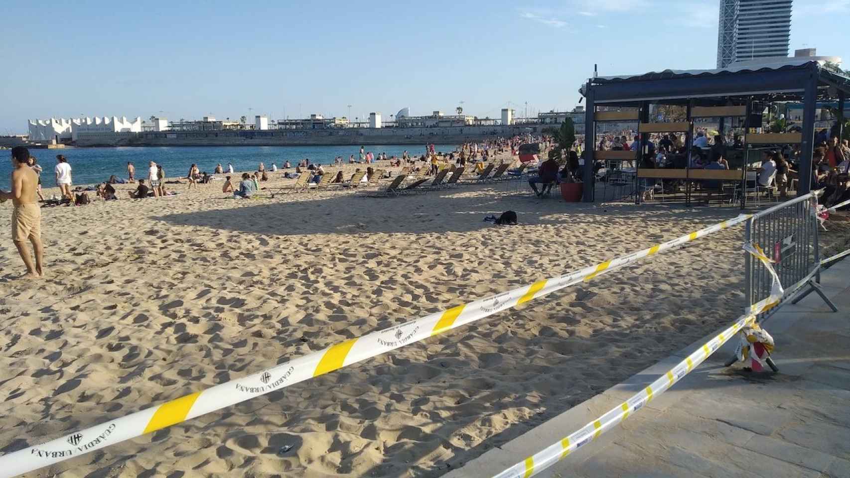 Cintas de la Guardia Urbana para cerrar una playa de Barcelona / JORDI SUBIRANA