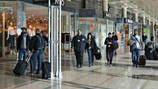 Pasajeros en el aeropuerto de Barcelona / ARCHIVO - EFE