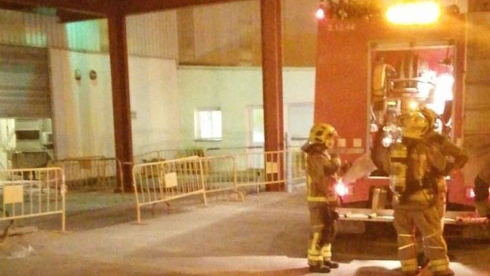 Los bomberos, durante un fuego / ARCHIVO - TWITTER BOMBERSCAT
