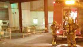 Los bomberos, durante un fuego / ARCHIVO - TWITTER BOMBERSCAT