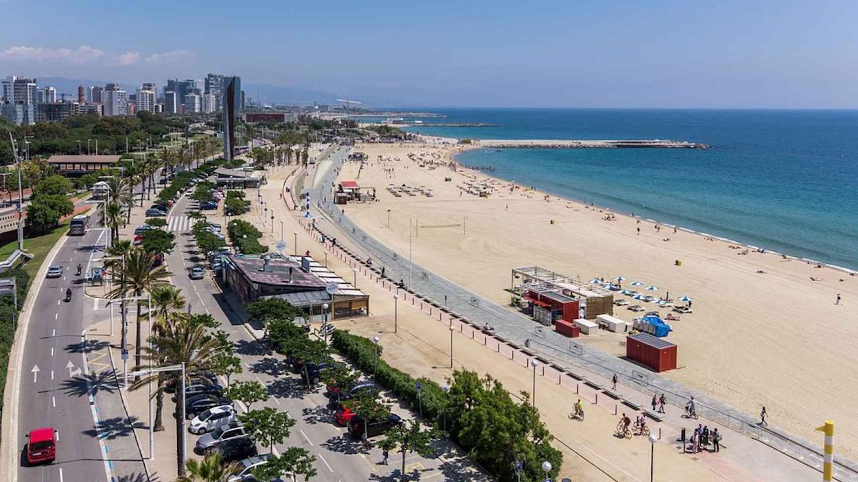 Las playas de Sant Martí, cerradas por aglomeración / AJ. DE BCN