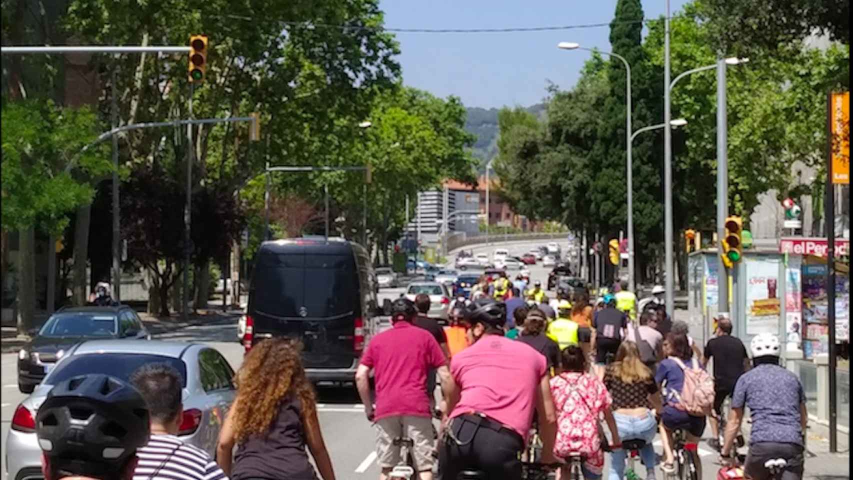Los participantes de la marcha a favor de un carril bici por la Via Augusta / PLATAFORMA BICI AUGUSTA