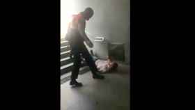 El hombre, en el suelo, tras ser tirado por los vigilantes del metro por las escaleras / TWITTER UMC MOSSOS
