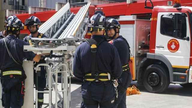 Dotación de Bomberos, servicio muy demandado en el Barcelonès durante la verbena, junto a un camión / AJ BCN