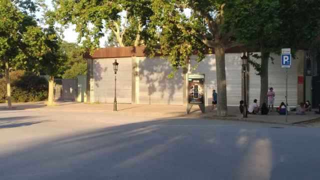 La entrada principal del Zoo de Barcelona, cerrada / JORDI SUBIRANA