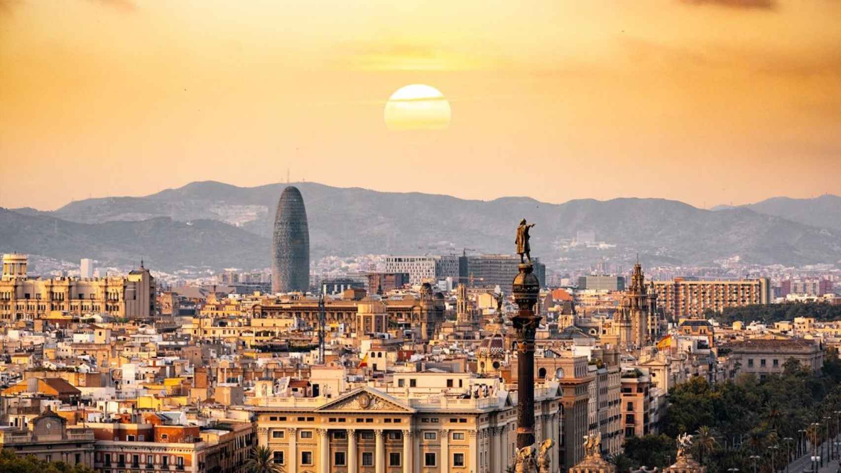 Panorámica de Barcelona con la estatua de Colón y la torre Glòries de fondo