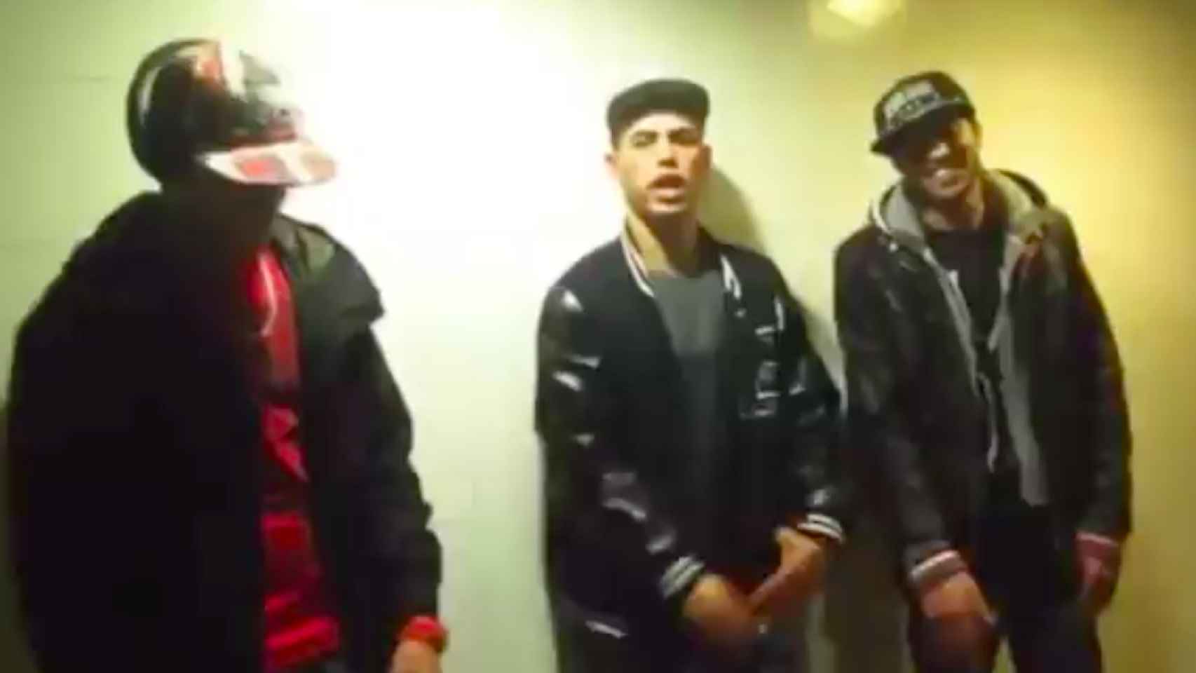 Fragmento de un vídeo musical de un grupo de jóvenes de Barcelona, que podrían ser charmiles, presumiendo sobre supuestos robos