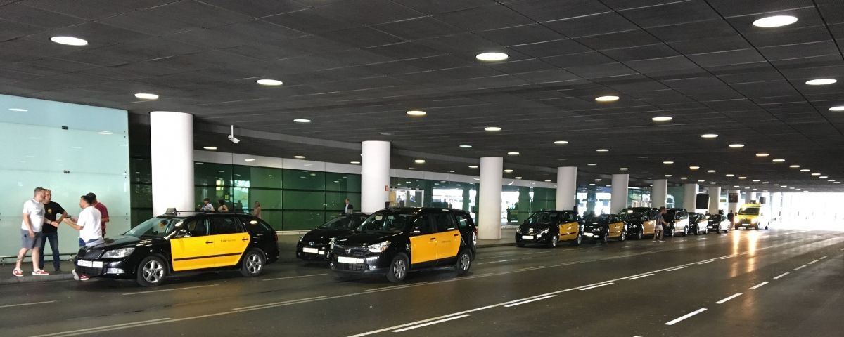 Taxistas en el Aeropuerto de Barcelona-El Prat / PABLO ALEGRE