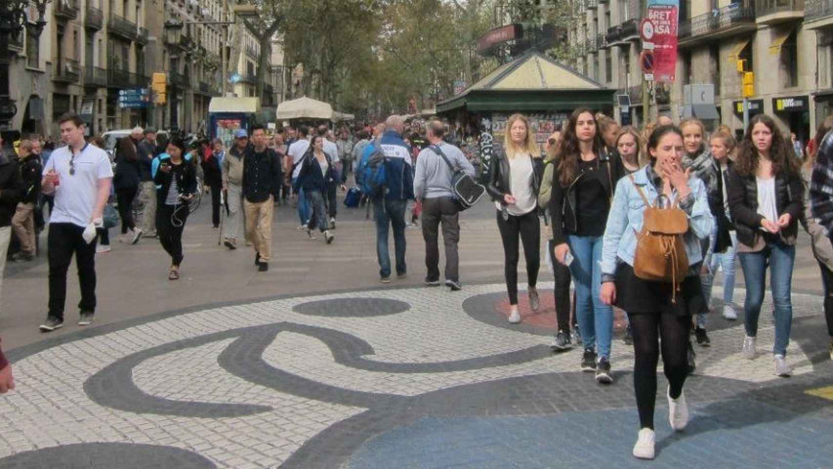 Turistas en la Rambla de Barcelona / EUROPA PRESS