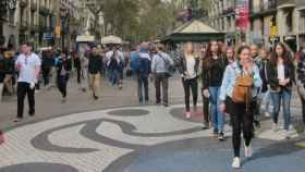 Turistas en la Rambla de Barcelona / EUROPA PRESS