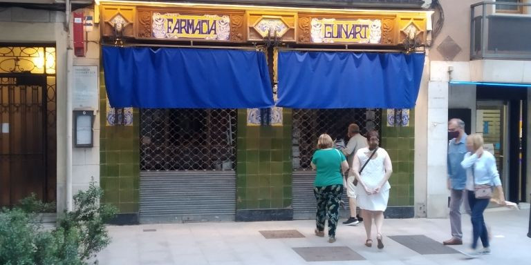 La farmacia Guinard, un comercio emblemático que sobrevive en Sant Andreu / JORDI SUBIRANA