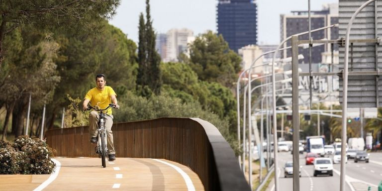 Un usuario en bici en el carril bici que une Barcelona con Esplugues / AMB