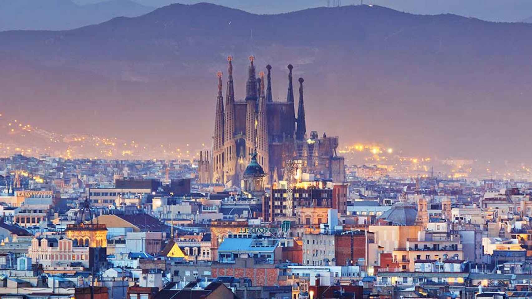 Vista panorámica de Barcelona durante una noche / METRÓPOLI ABIERTA