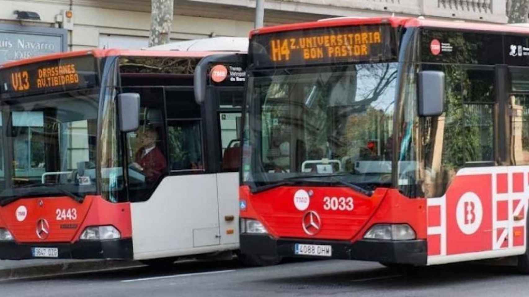 Dos buses de TMB en una calle de Barcelona en una imagen de archivo