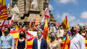 Joan Garriga y Juan Carlos Segura, junto a otros manifestantes de Vox en la protesta de defensa de la estatua de Colón en Barcelona / VOX BARCELONA vía TWITTER
