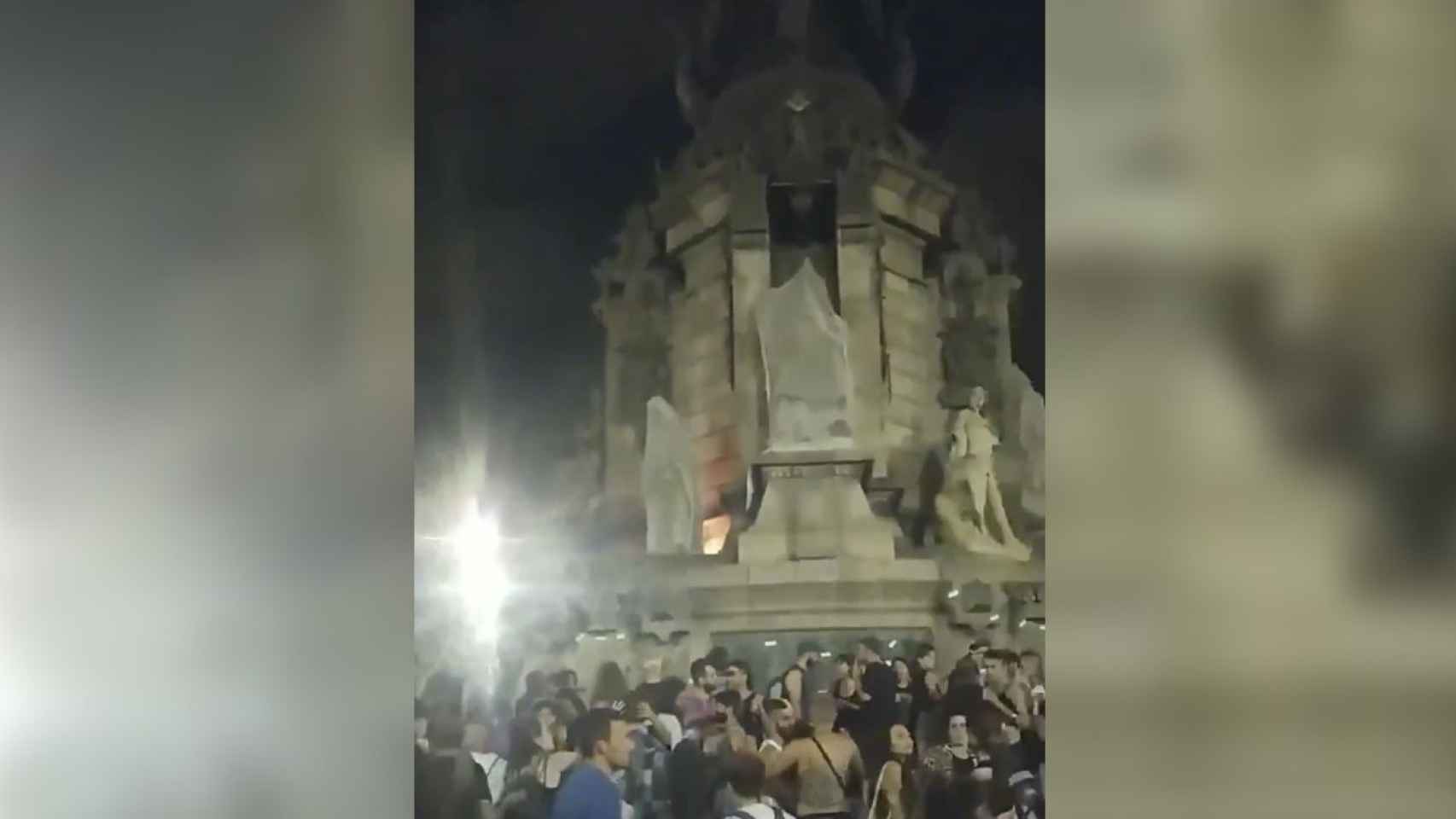 Captura de pantalla del acto vandálico con fuego en el monumento a Colón / METRÓPOLI ABIERTA