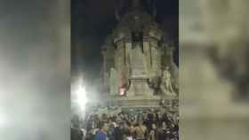 Captura de pantalla del acto vandálico con fuego en el monumento a Colón / METRÓPOLI ABIERTA