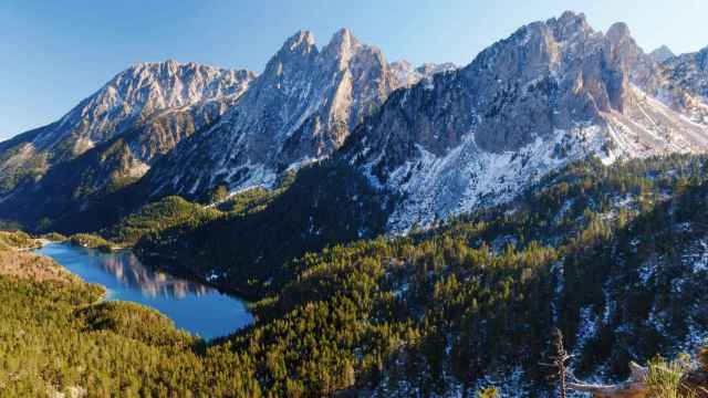 Panorámica del Pirineo catalán, con varias montañas de fondo