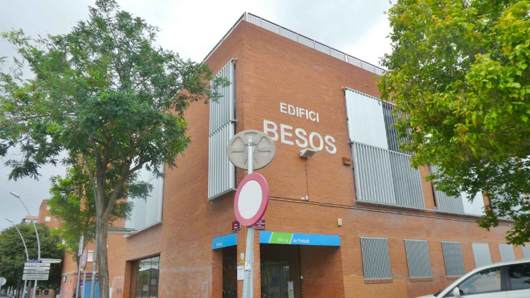 Edificio donde se encuentra la comisaría de los Mossos d'Esquadra de Sant Adrià de Besòs, municipio en el que tuvo lugar el ataque homófobo / GOOGLE MAPS