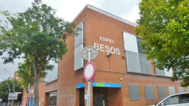 Edificio donde se encuentra la comisaría de los Mossos d'Esquadra de Sant Adrià de Besòs, municipio en el que tuvo lugar el ataque homófobo / GOOGLE MAPS