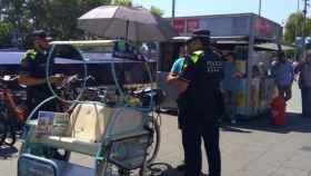 Agentes de la Guardia Urbana requisan un bicitaxi en Barcelona / EUROPA PRESS