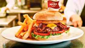 Legendary Burguer, hamburguesa con la que obsequia el Hard Rock Café a los sanitarios / HARD ROCK CAFÉ