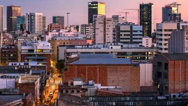 Vista panorámica de L'Hospitalet, cuyos retos principales son el soterramiento de las vías del tren y el distrito económico / METRÓPOLI ABIERTA