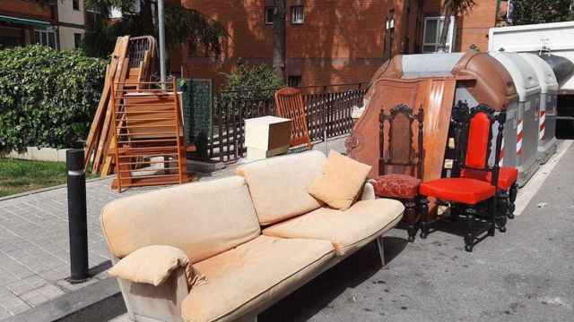 Muebles viejos a la espera de ser recogidos en la zona alta de Barcelona / AY. DE BCN