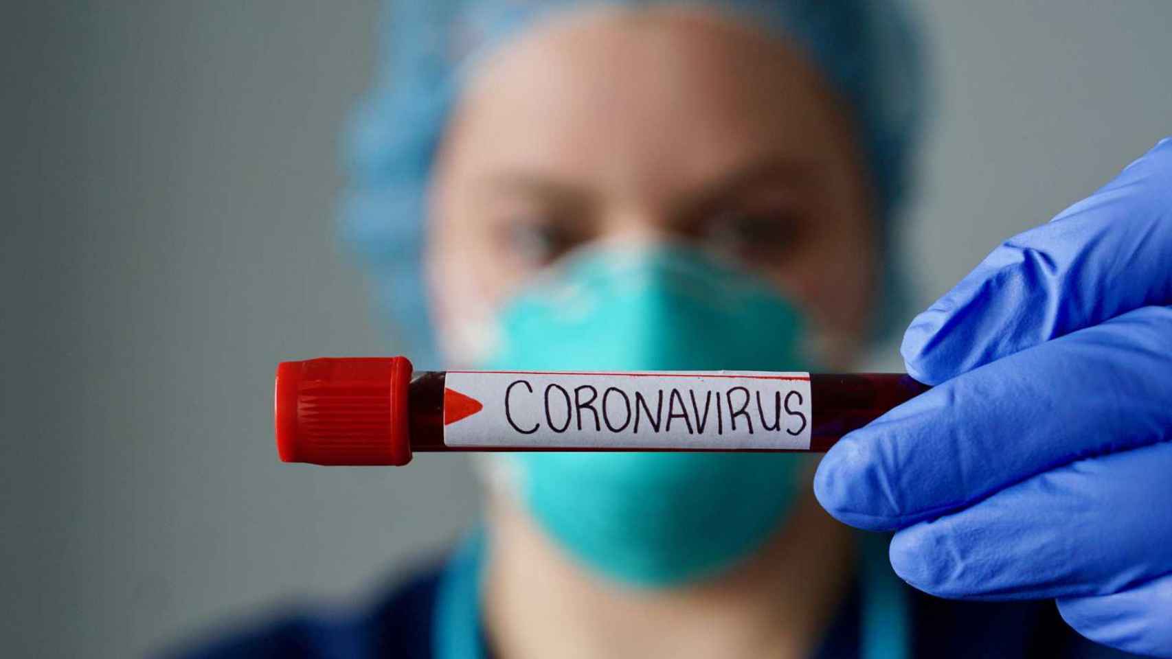 Una enfermera con un bote de Remdesivir, el medicamento que cura el coronavirus / RTVE