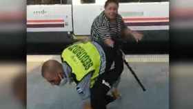 Una mujer aporreando a un vigilante de seguridad en una estación de trenes / MA