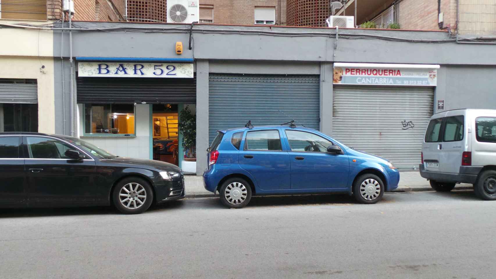 Entrada del Bar 52, un negocio abierto hace 38 años en el distrito de Sant Martí / A.F.