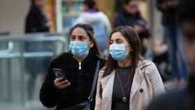 Dos mujeres con mascarilla por la pandemia de coronavirus en Barcelona / EUROPA PRESS - DAVID ZORRAKINO