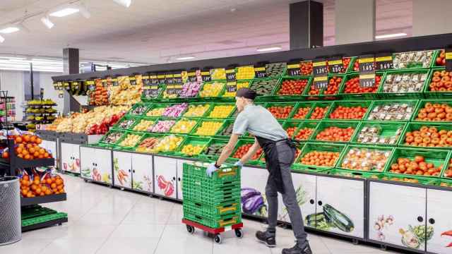 Un empleado de Mercadona trabajando en uno de los supermercados / MERCADONA