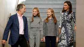 Los reyes de España posando junto a sus hijas en su última visita a Barcelona / EFE