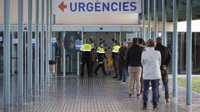 Agentes de seguridad controlan el acceso de urgencias en el Hospital del Mar de Barcelona / EFE