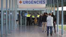 Agentes de seguridad controlan el acceso de urgencias en el Hospital del Mar de Barcelona / EFE